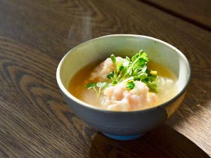 白い器に盛り付けた海老しんじょ