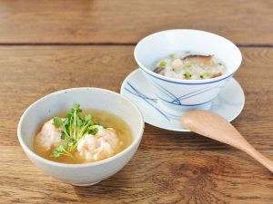 白い器に盛り付けたお粥と海老しんじょ