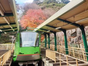 大山ケーブル駅から下社まで往復1270円。途中大山寺駅あり。営業時間は9：00～16：30（土休日〜17：00）