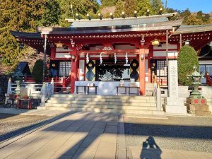 下社。ぜひ後ろを振り向いて鳥居越しの景色も見てほしい