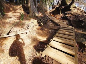 下社の頂上登山口から山頂の本社まで約90分〜2時間。登山装備必須