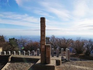 撮影スポットの山頂標識