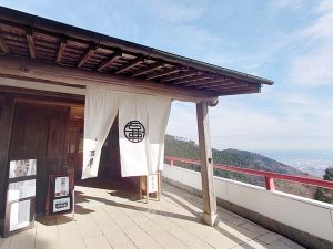 のれんをくぐって入る入口