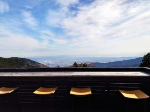 テラス席は景色を眺めながら一服できる