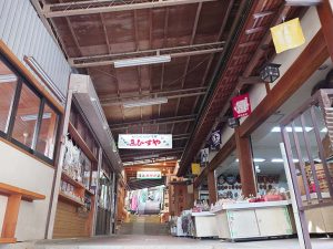こま参道。有名なお土産“大山こま”にちなんでいる。階段の踊り場にはこまの絵が描かれている