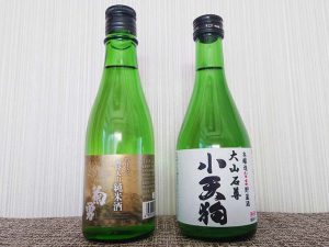 左から、吉川酒造「雨降大山純米酒 菊勇」300ml840円、金井酒造店「大山石尊 小天狗」300ml890円