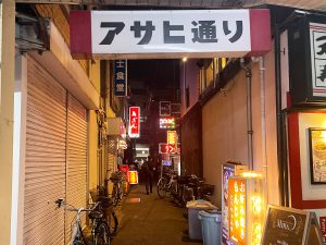 「アサヒ通り」の様子。中にはシャッターが閉まったままの店も