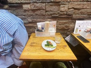 案内された「一人飲み」用席。目の前は壁、左横には女性客（他人）の背中が……