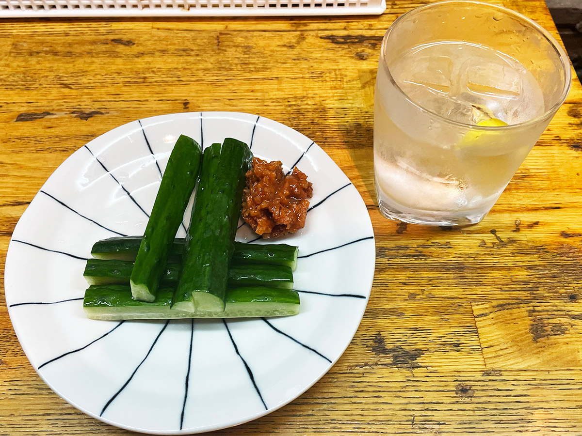 まずサーブされたモロキュー(250円)と焼酎ロック(麦・一番札・カットレモン入り・400円+20円)