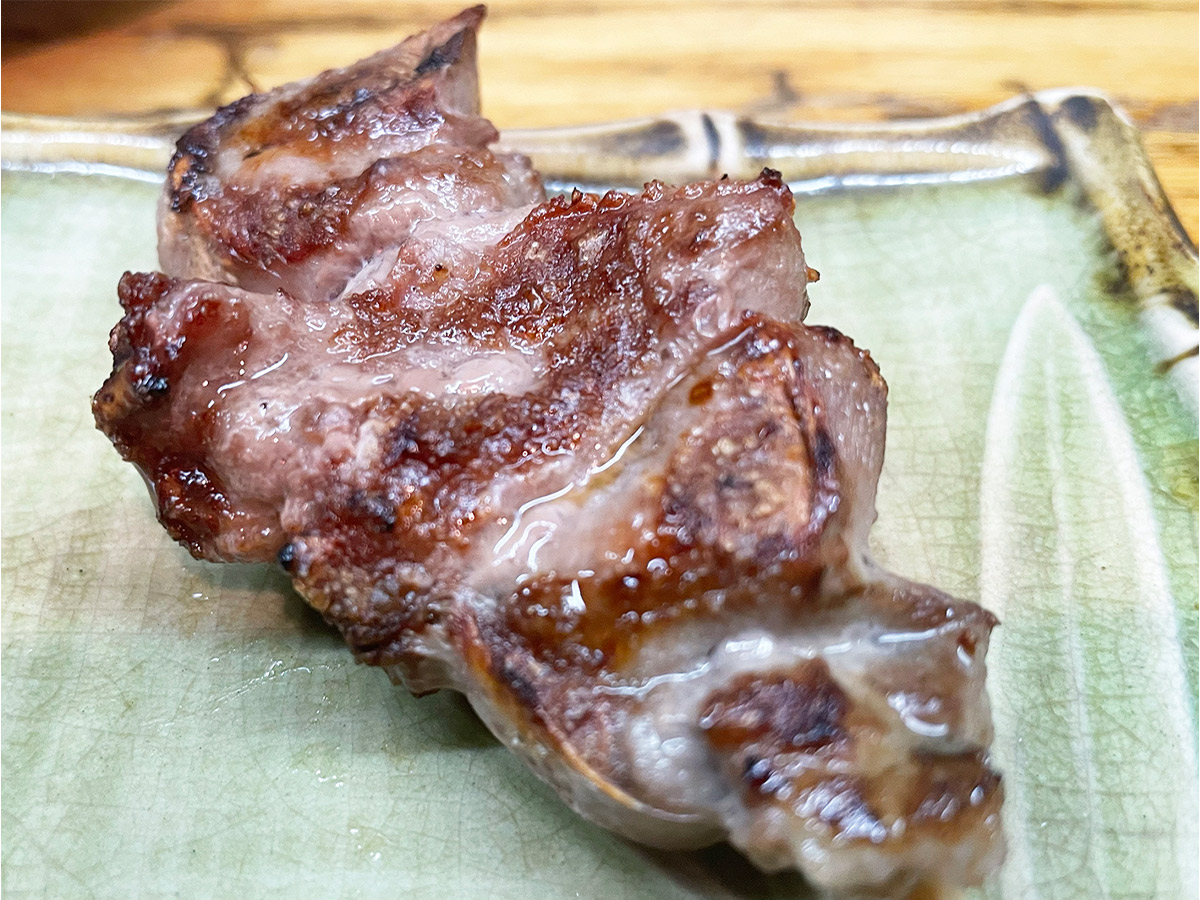 カシラ(130円)の味わいは、旧『鳥もと』そのもの。慣れ親しんだ味わいの再会に感激!