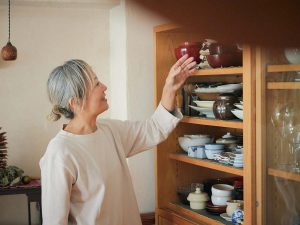料理に合わせて器を選ぶタカハシさん。中目黒の「HIKE」中目黒で特注した食器棚も素敵