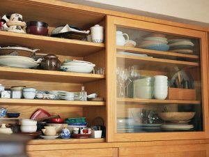 左が普段使いの和食器など、右側には仕事用の器を