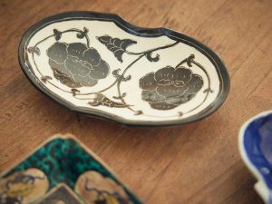 白地に黒の牡丹文を表した代表的な作品