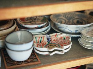 食器棚に並んだ器