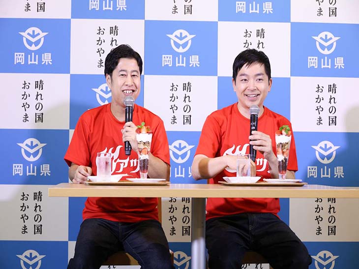 ゲスト登壇した岡山出身のお笑いコンビ・ウエストランドの井口浩之さんと河本太さん。断酒をきっかけに甘いもの好きになったという河本さんは「晴苺のパフェ」を爆食い