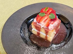 「晴苺のケーキ」は、岡山県産の「赤玉ネッカリッチ」という卵を使ったリッチなスポンジケーキと晴苺のソースと果肉をトッピングしたシンプルながら「晴苺」のおいしさをダイレクトに味わえる一品 ［食楽web］