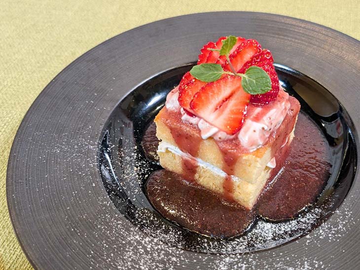 「晴苺のケーキ」は、岡山県産の「赤玉ネッカリッチ」という卵を使ったリッチなスポンジケーキと晴苺のソースと果肉をトッピングしたシンプルながら「晴苺」のおいしさをダイレクトに味わえる一品 ［食楽web］