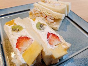 「フルーツミックス＆名物かにサラダ」1353円