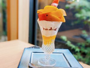 「完熟マンゴーのパフェ」（＊取材時の商品）