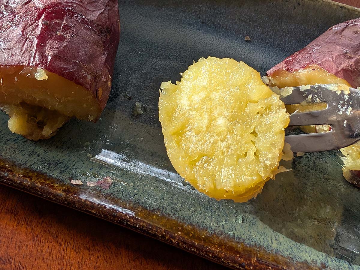 ねっとり&しっとり系の甘い焼き芋が好きな人なら、焼く前のひと手間で劇的においしくなります