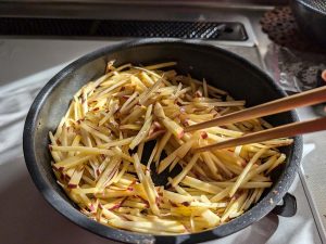 フライパンで炒める千切りのさつまいも