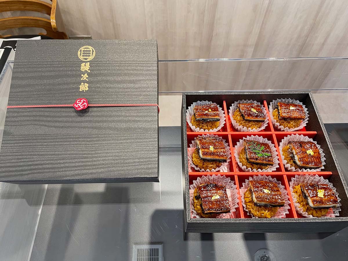 香ばしく焼き上げた鰻をタレご飯にのせた「歓喜の一口鰻おむすび黒」(9個入り)3800円、4個入りは2000円