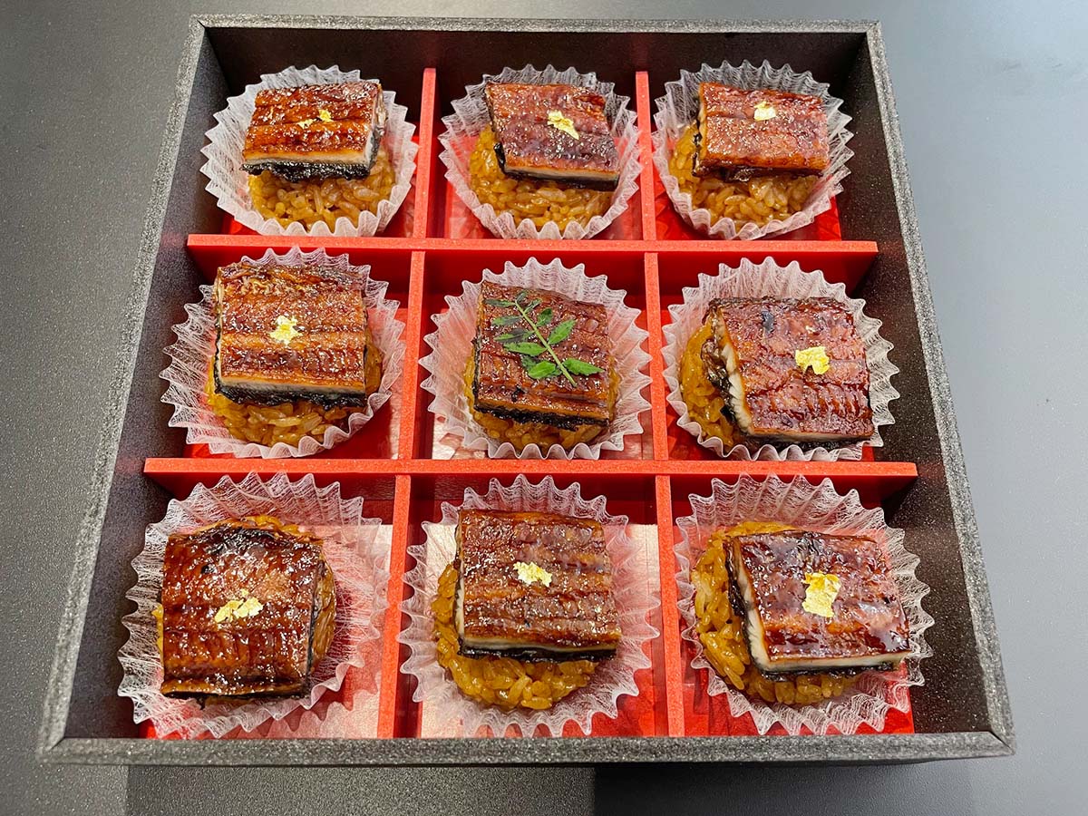 お刺身のようにそぎ切りした鰻2切れを酢飯にのせた「歓喜の一口鰻おむすび白」(9個入り、3800円、4個入りは2000円