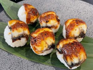 手毬鮨のようなたたずまいもかわいらしい「歓喜の一口鰻おむすび白」