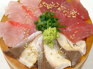 「金目鯛・鮪・炙りブリ桶丼」1980円［食楽web］