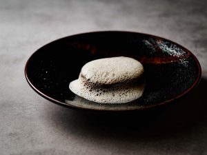 「レンコン 白子」。器は中里太郎右衛門陶房