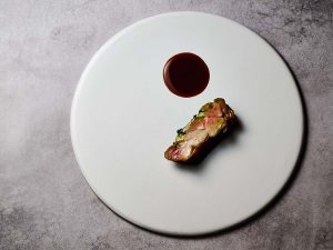 「みつせ鶏」。器は李荘窯業所