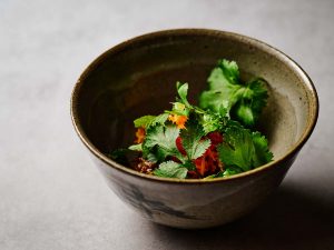 「カレー」。器は中里太郎右衛門陶房 ［食楽web］