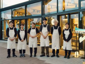 　今回結集したスタッフは全員が20代。普段はそれぞれ別の店で活動している仲間たち。生き生きと楽しみながら取り組む様子が印象的でした