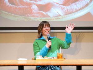 女子旅をイメージしたスタイリングで登壇した吉田沙保里さん