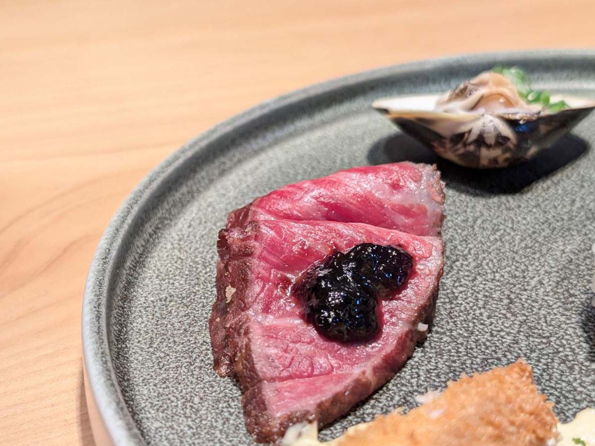 とろける脂と赤身のバランスが良い伊賀牛は、名産の「あおさのり」の佃煮とともに ［食楽web］