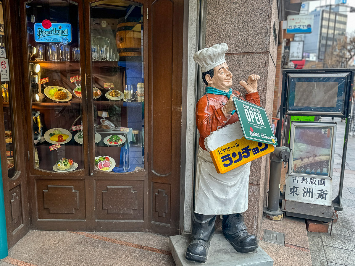 靖国通り沿いにあります。店先に立っているコックさんのお人形が目印
