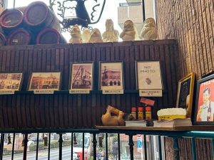 階段の途中に昭和2年からの店の歴史が写った写真が飾られています。ちなみに店名の『ランチョン』の意味は、「ちょっと気取ったランチ」という意味だそうで、まさにそのものです