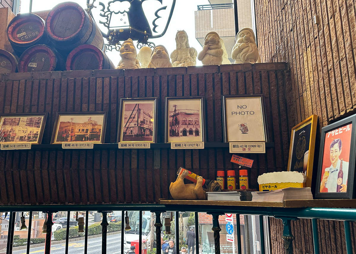 階段の途中に昭和2年からの店の歴史が写った写真が飾られています。ちなみに店名の『ランチョン』の意味は、「ちょっと気取ったランチ」という意味だそうで、まさにそのものです