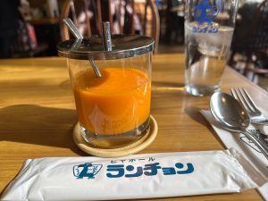 何をオーダーしても、この特製ドレッシングが最初に運ばれてきます