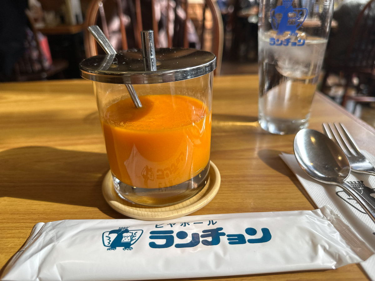 何をオーダーしても、この特製ドレッシングが最初に運ばれてきます
