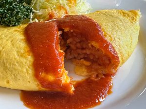 スプーンを入れてみると、ご覧の通り。玉子はあくまで包みに徹しているのです