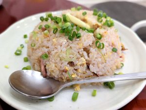 チャーハンの頭にねじ込んだバターもポイント