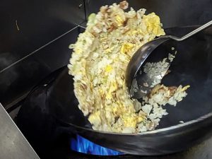 チャーハンはしっかり焼く、あおるのテクニックが詰まった一皿