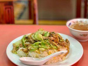 キャベツの青色が映える「肉チャーハン」