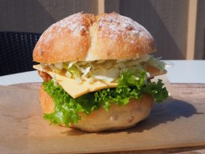 「サメかつバーガー」［食楽web］