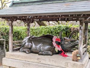 十数体いる「なで牛」は色や形が異なります。お気に入りを探してみては？