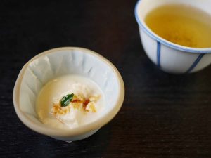 大豆の皮や繊維を取り除いてから作るため、雑味がなくクリーミーな寄せ豆腐