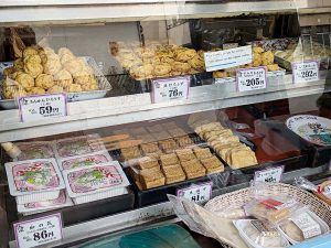 出来立ての豆腐がずらりと並ぶ