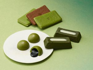 緑色のクロスの上の抹茶チョコレート