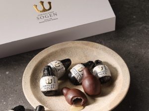 ベージュの皿の上に置かれたボンボンショコラ